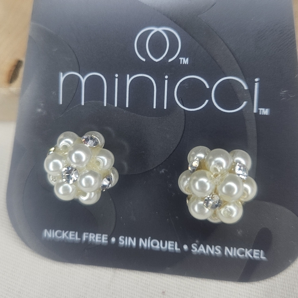 NWT Minicci Faux Pearl Cluster Stud Earrings Silver Tone Rosette Flower 0.5"